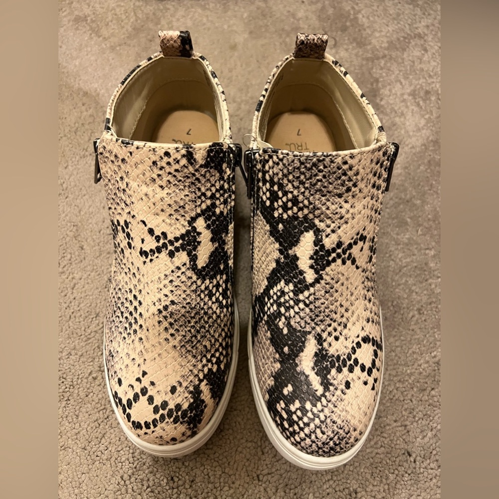 Time and Tru Walmart brand snake print